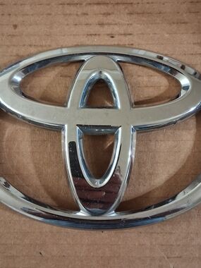 Toyota Venza 2009-2015 Chrome Emblem Badge - Silver